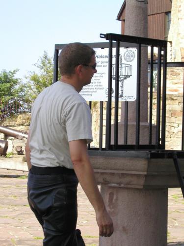 P63 J Tim vor dem Pranger